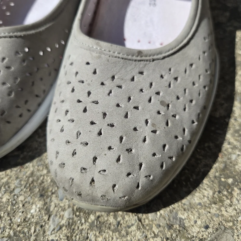 Women’s Mephisto Yelina Size 10 Perforated Flats‎ in Cloud Bucksoft